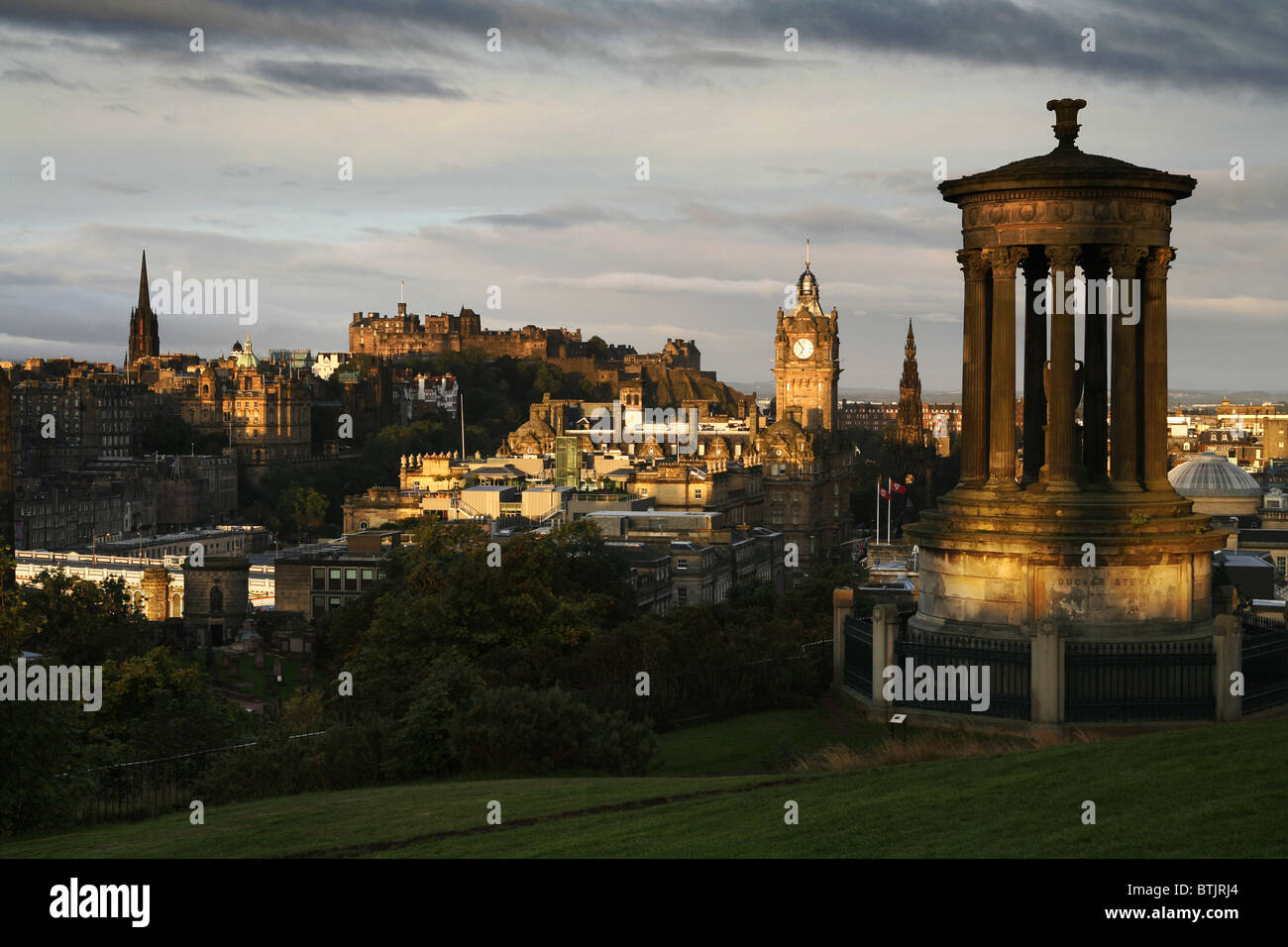 Edinburgh Castle, Balmoral Hotel & Dugald Stewart Monument, Calton Hill, Edinburgh, Schottland Stockfoto