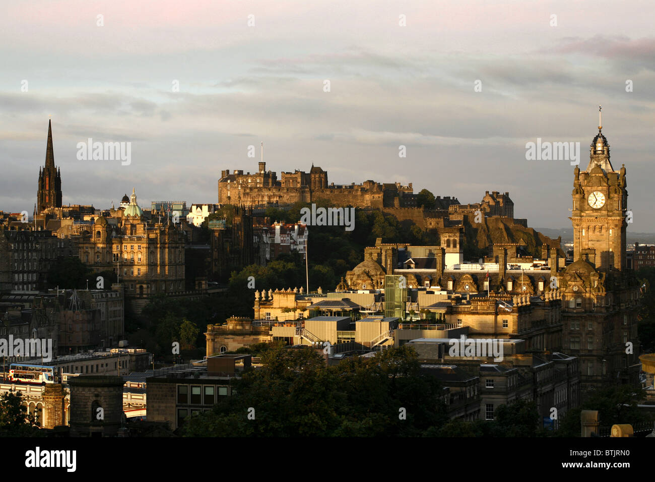 Edinburgh Castle & Balmoral Hotel gesehen vom Calton Hill, Edinburgh, Schottland Stockfoto