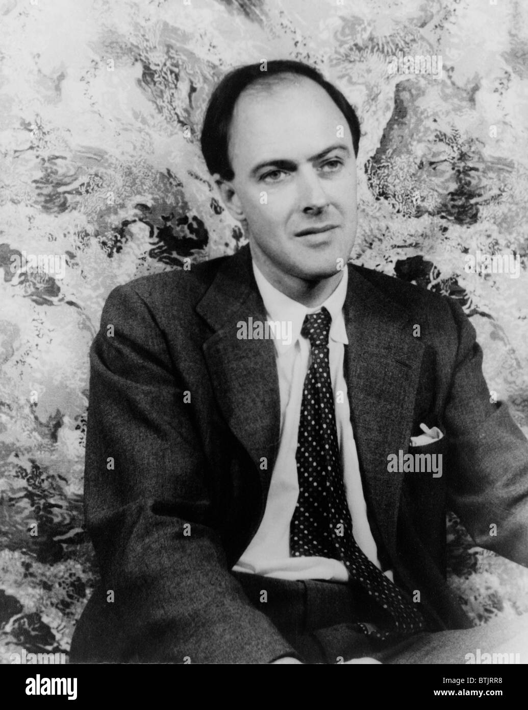 Roald Dahl (1916-1990), britischer Autor von Romanen, Kinder Geschichten und Drehbücher in 1954 Porträt von Carl Van Vechten. Stockfoto