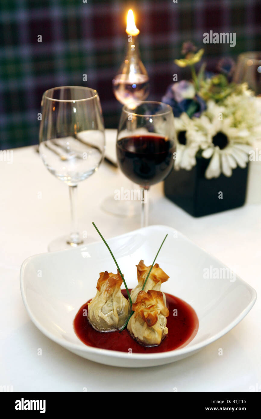 Gebackene Haggis Filo Parzellen mit Plum Sauce, Stac Polly Restaurant, Edinburgh, Schottland Stockfoto