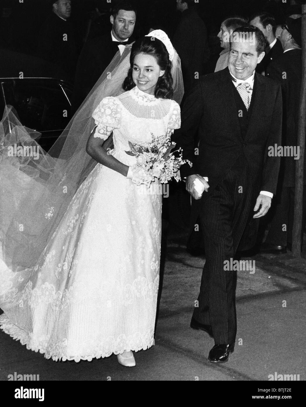 US-Präsident Richard Nixon (rechts) Begleitung seiner Tochter Julie Nixon in Marmor Stiftskirche für ihr Hochzeit Stockfoto
