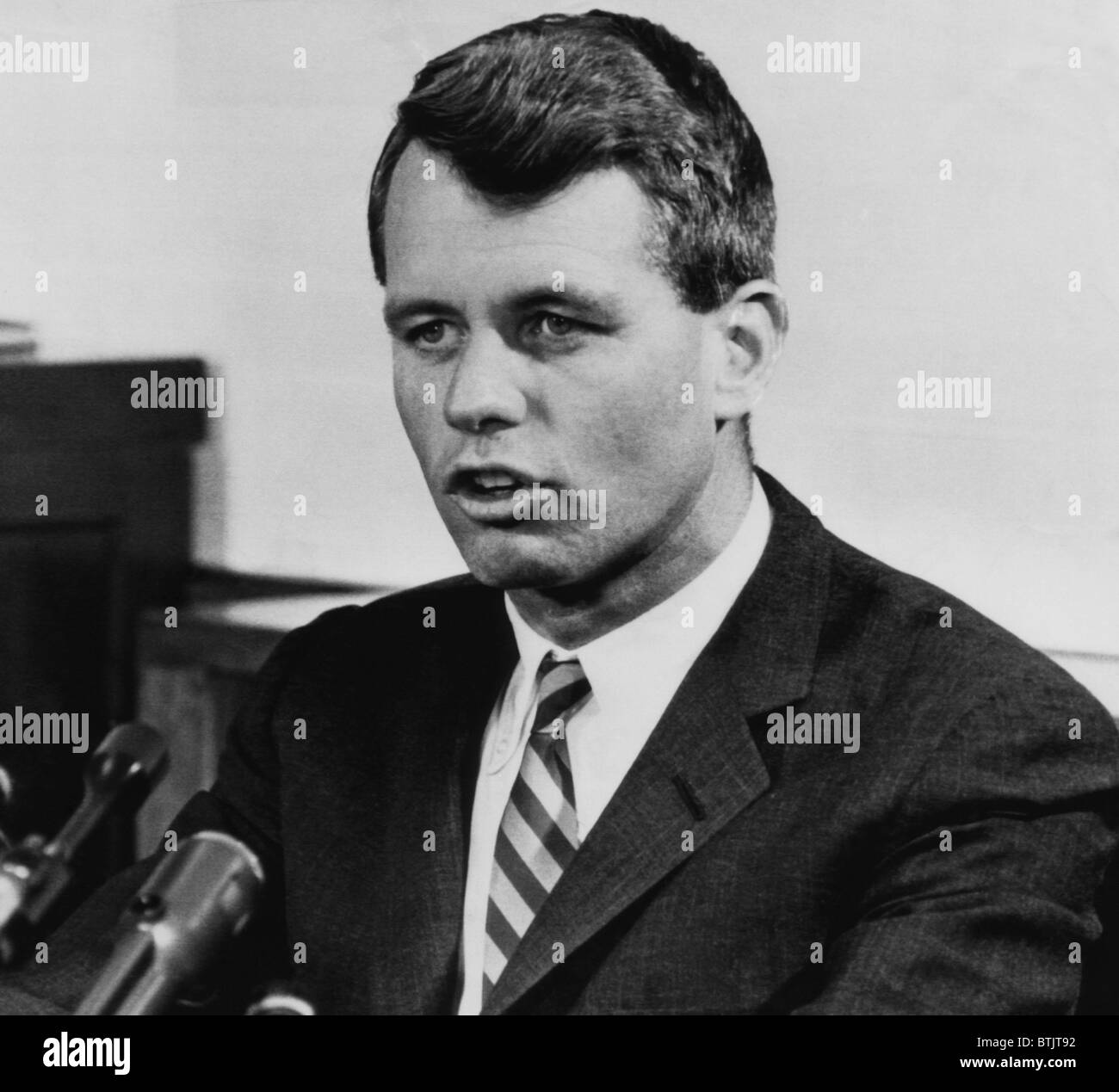 Attorney General Robert F. Kennedy kündigt Anklage der amerikanischen Kommunistischen Partei, Washington D.C., 1. Dezember 1961. Stockfoto