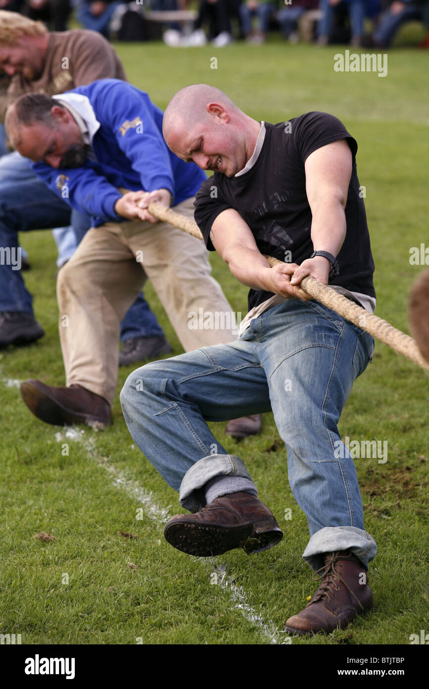 Tauziehen, Glenurquhart Highland Gathering und Spiele, Blairbeg Park, Drumnadrochit, Schottland Stockfoto