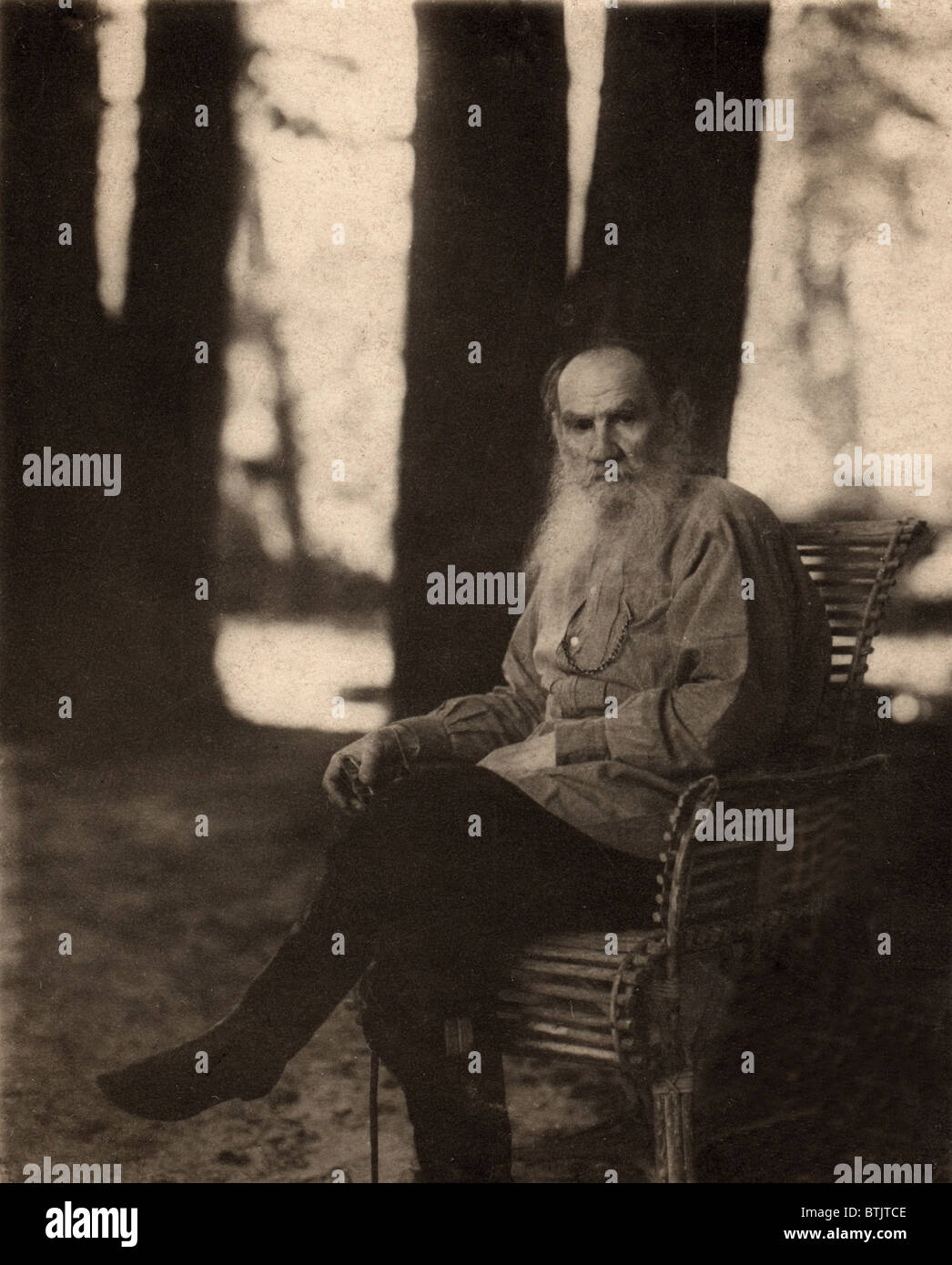 Leo Tolstoy (1828-1910), russischer Schriftsteller, sitzen im Freien auf dem Tolstoi-Anwesen in Iasnaia Poliana, 1908. Stockfoto