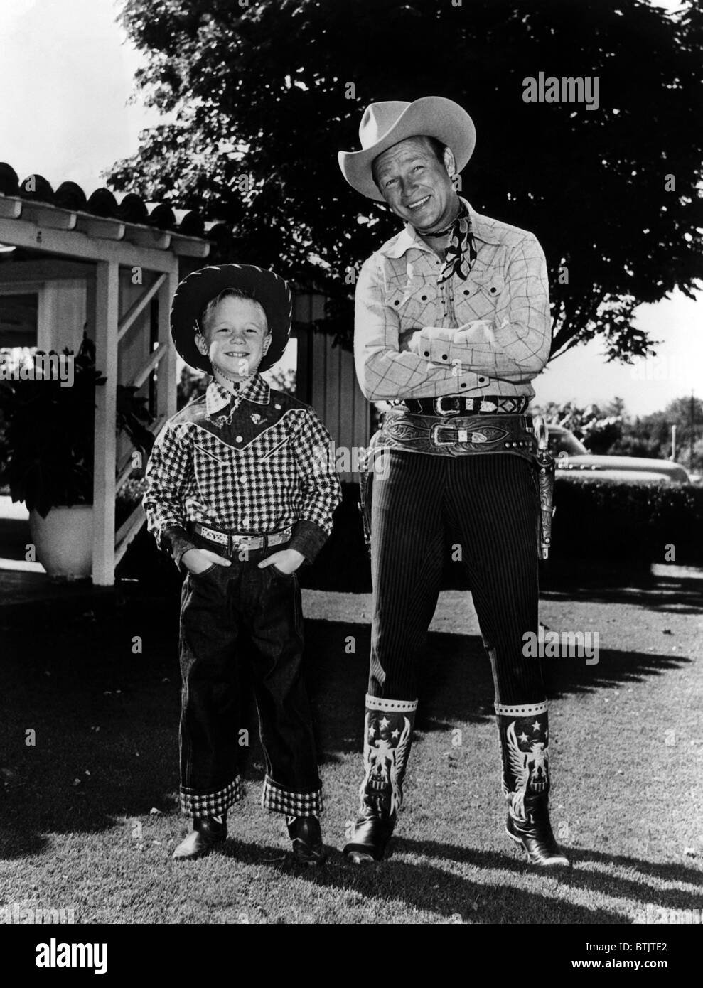 Roy "Dusty" Rogers Jr., und sein Vater, Roy Rogers, ca. 1955. CSU-Archiv/Courtesy Everett Collection Stockfoto