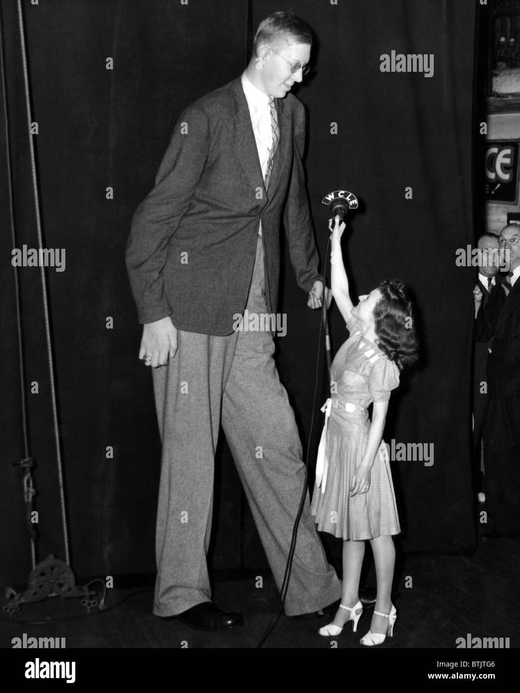 Robert Wadlow, weltweit größte Mann, mit Miss Angela Rizzo, 19. ca.1940. Stockfoto
