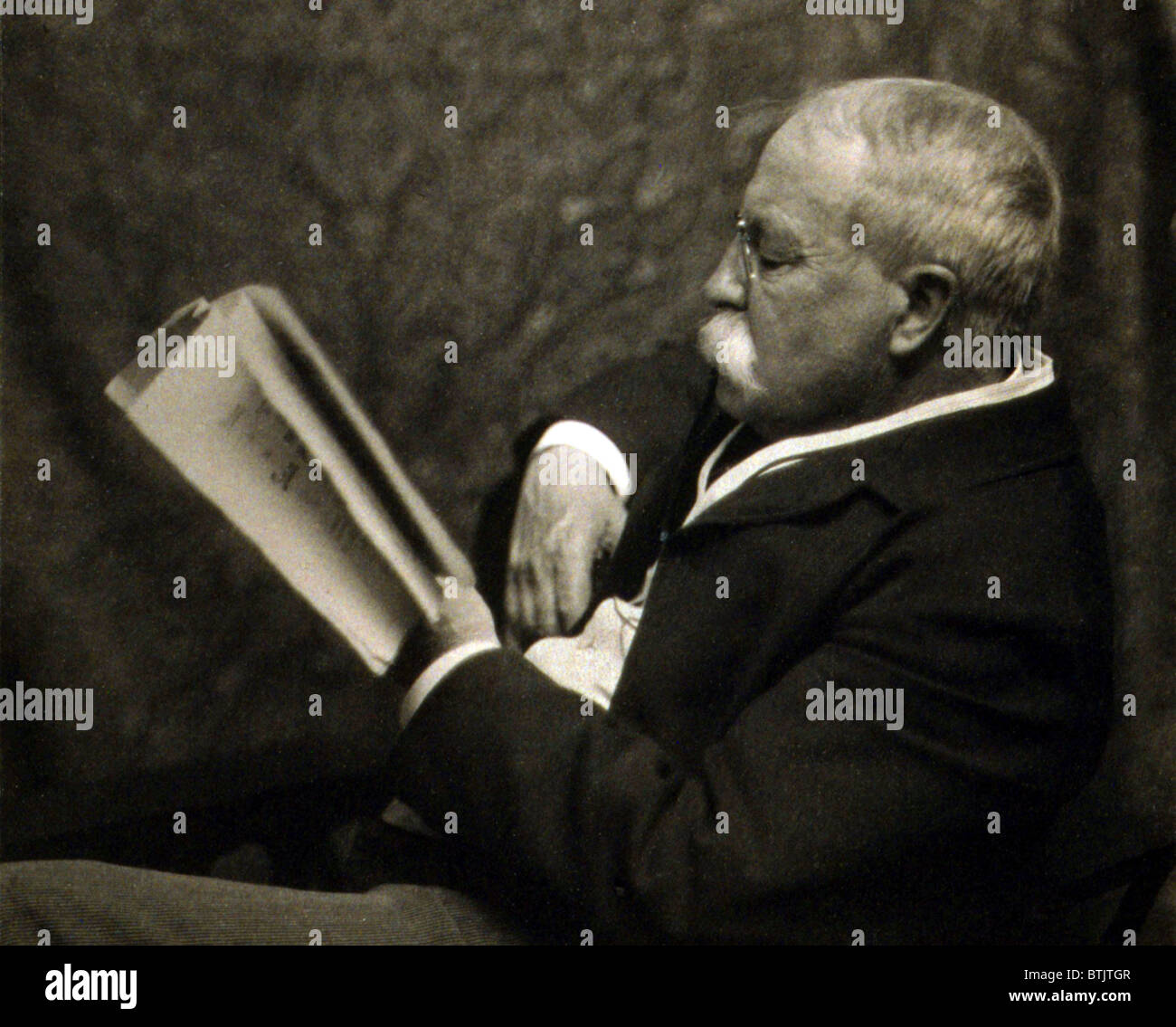 William Dean Howells (1837-1920), US-amerikanischer Schriftsteller, der Realist und Naturwissenschaftler Schriftsteller verfocht. Foto von Zaida Ben Yusuf, ca. 1900. Stockfoto