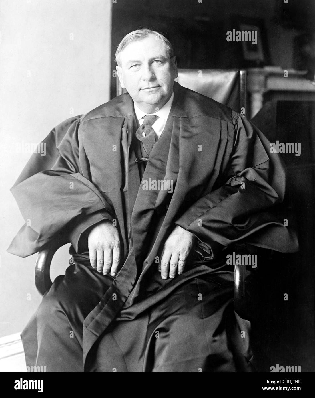 Harlan F. Stone (1872-1946), Richter des US Supreme Court (1925 – 41) und Oberrichter (1941 – 46) in seinen Roben zuordnen, ca. Stockfoto
