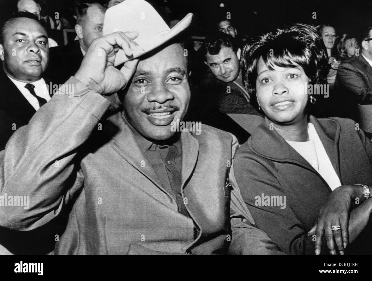 Sonny Liston (1932 – 1970), Boxer und Weltmeister im Schwergewicht mit seiner Frau Geraldine Liston bei Patterson-Chuvale heavyweig Stockfoto