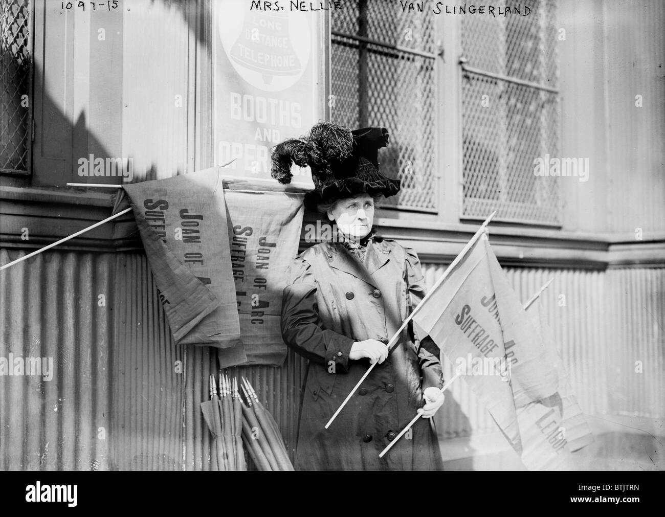 Nellie van Slingerland, halten Banner der Joan of Arc Wahlrecht League, um 1900. Stockfoto
