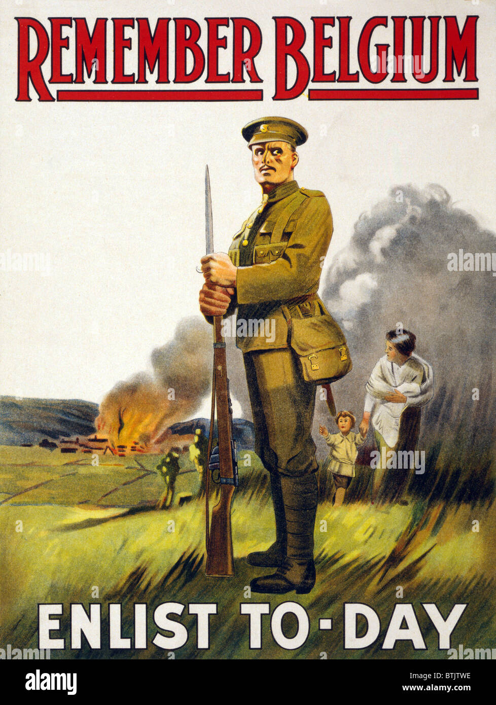 Erster weltkrieg, Rekrutierung Poster Plakat zeigt ein Soldat Stand trotzig, als eine Frau und ein Kind ein brennendes Dorf fliehen: "Denken Sie daran Belgien gewinnen heute" Drucken von London Recruiting Parlamentsausschuss, um 1915. Stockfoto