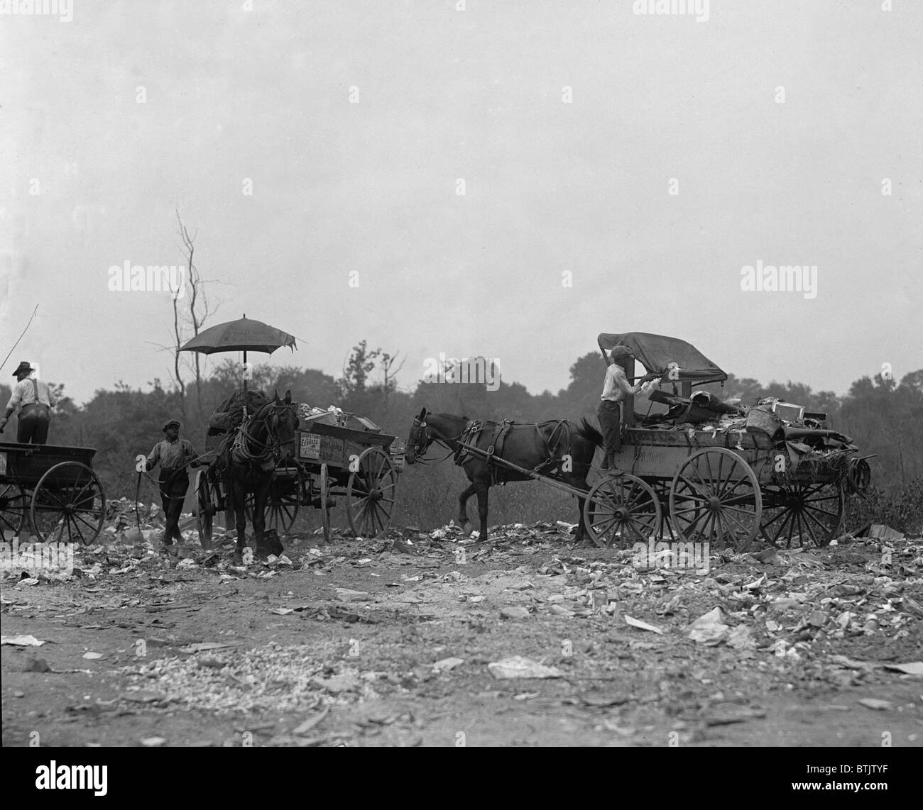 African American Teamsters verwenden ihre Wagen zu schleppen und nützliche Gegenstände aus einer Deponie in der Nähe von Washington, D.C. im Jahre 1923 abrufen. Stockfoto