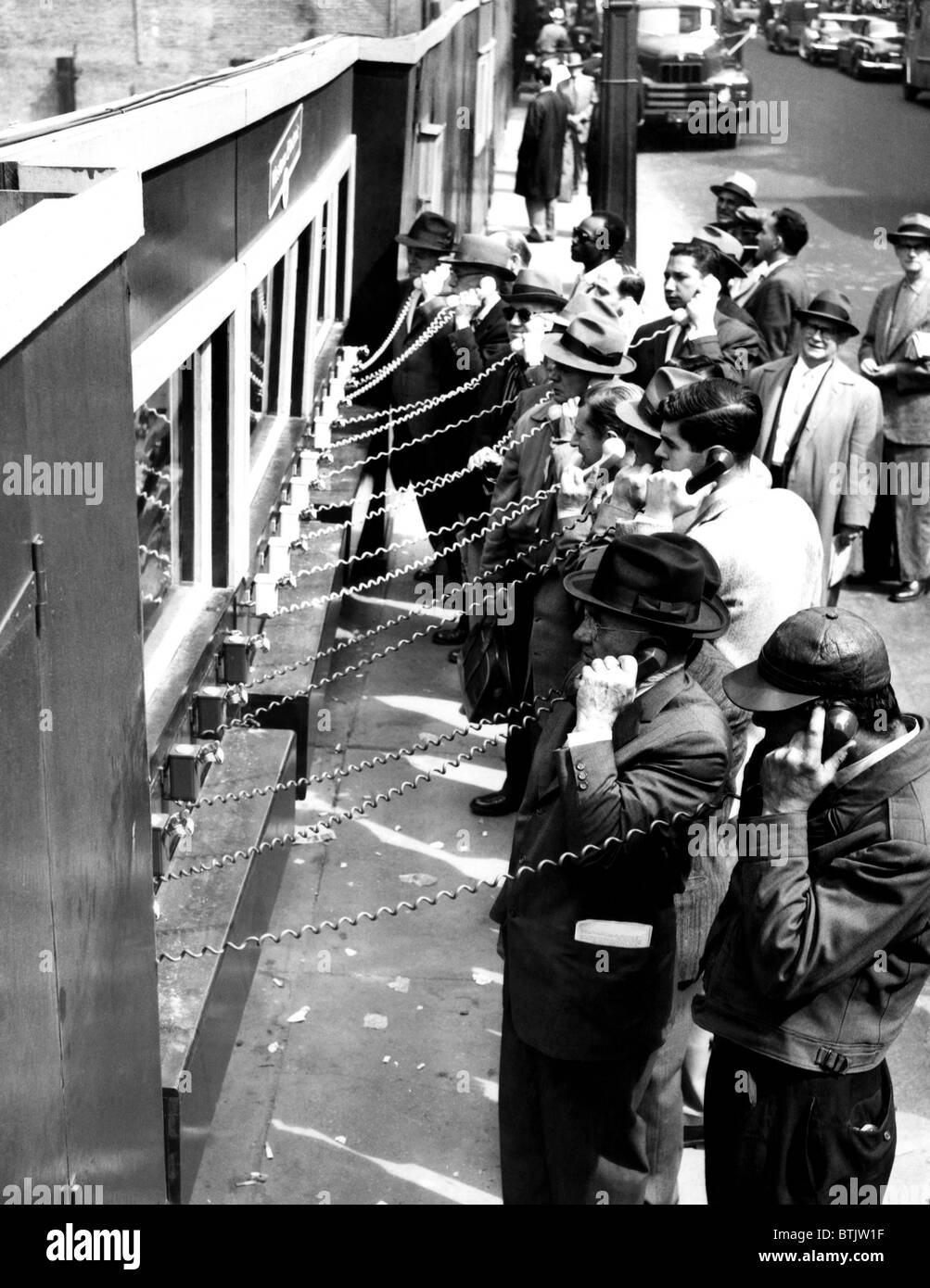 Eine Gruppe von 15 Telefone installiert in Manhattan zu geben, die eine laufende Rechnung (über eine Ansage) den Bau einer ne Stockfoto