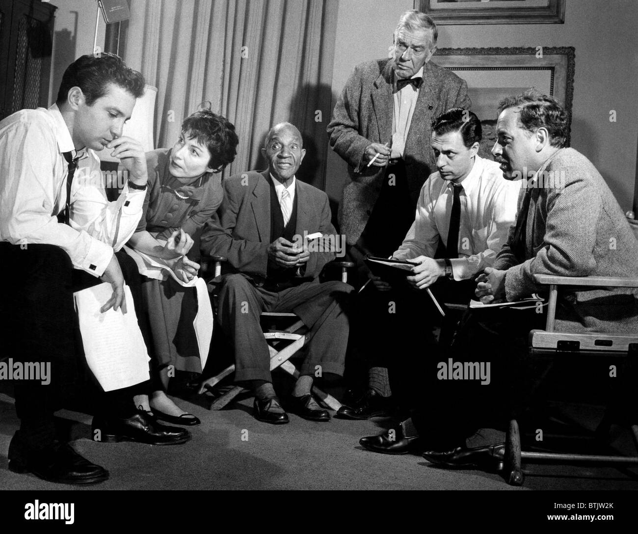 US-amerikanischer Dramatiker Tennessee Williams (ganz rechts), beobachten Ben Gazzara (ganz links) und Lee Grant (zweiter von links) Proben t Stockfoto