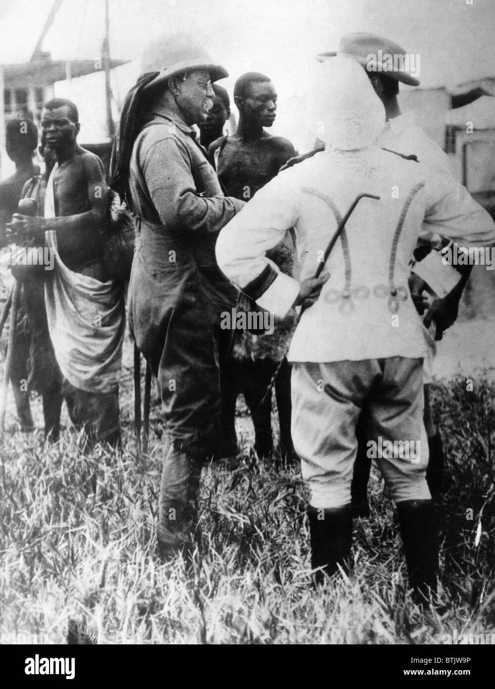Ehemaliger US-Präsident Theodore Roosevelt (links, Tropenhelm tragen), auf eine afrikanische Jagdreise nach seinem Ausscheiden aus dem W Stockfoto