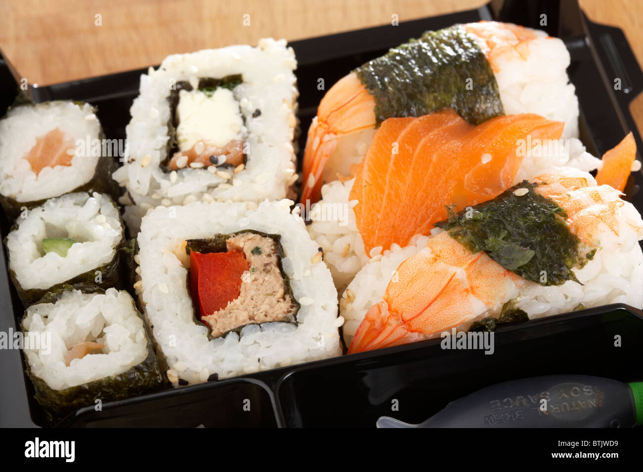 Schachtel mit Supermarkt Sushi Mittagessen Auswahl bereit Stockfoto