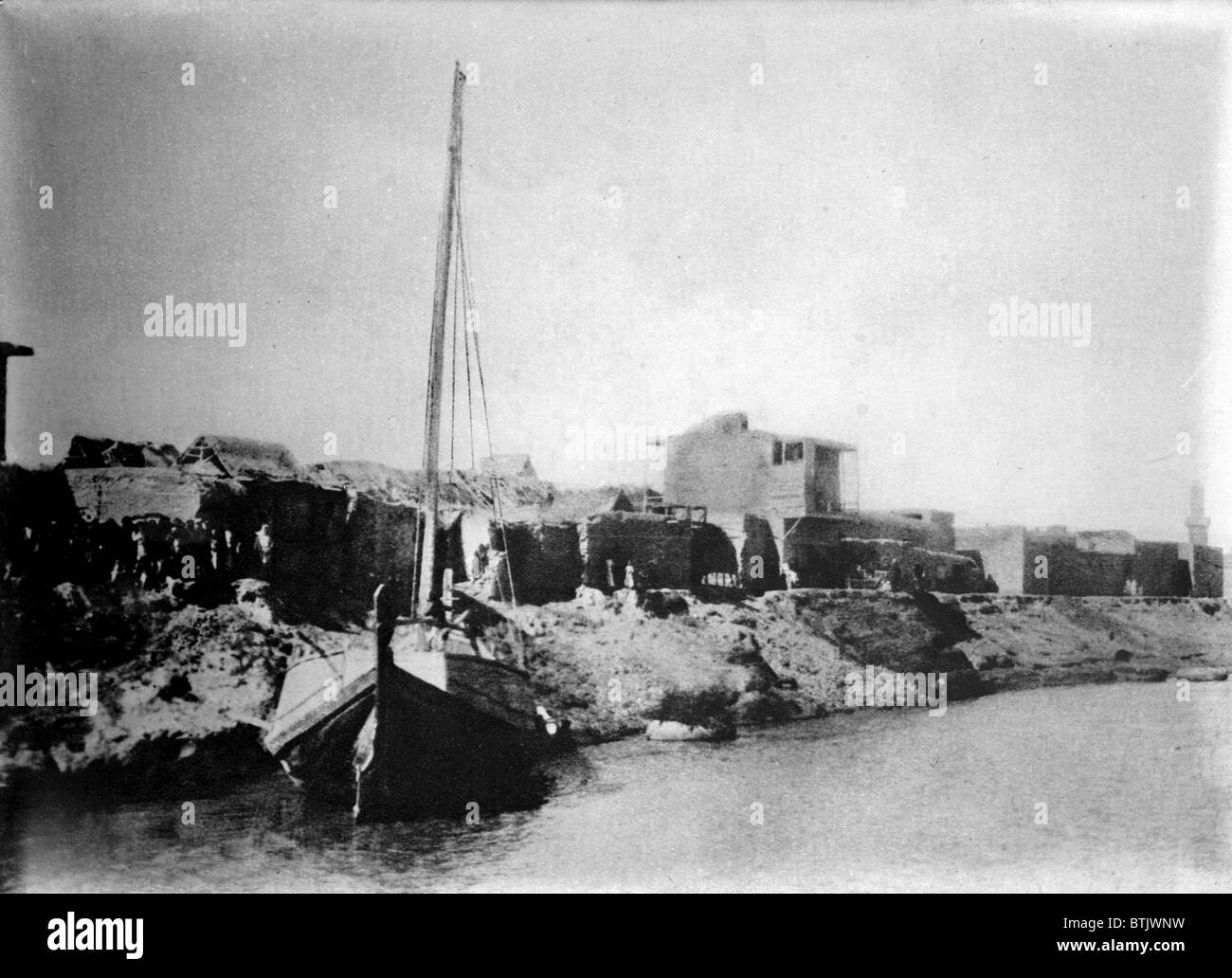 Irak, ein kleines Segelboot am Ufer des Tigris in der Nähe von Kut-El-Amara, ca. 1920er Jahre verankert. Stockfoto