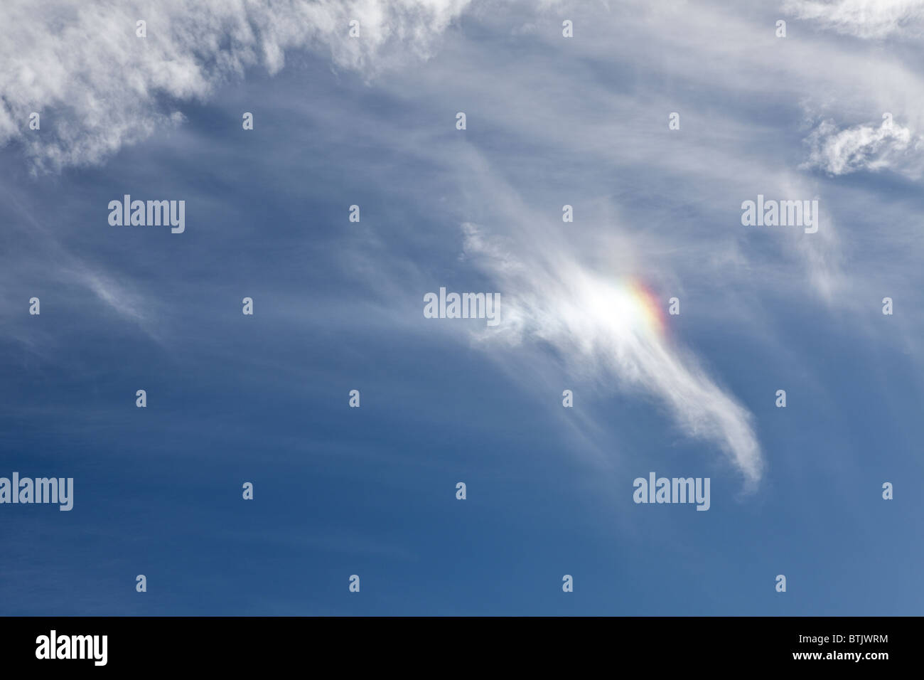 Ein natürliches Phänomen auftritt in den Himmel über Shropshire im Juli dieses Jahres, eine Sonne Hund oder Parhelion gebildet in den blauen Himmel. Stockfoto