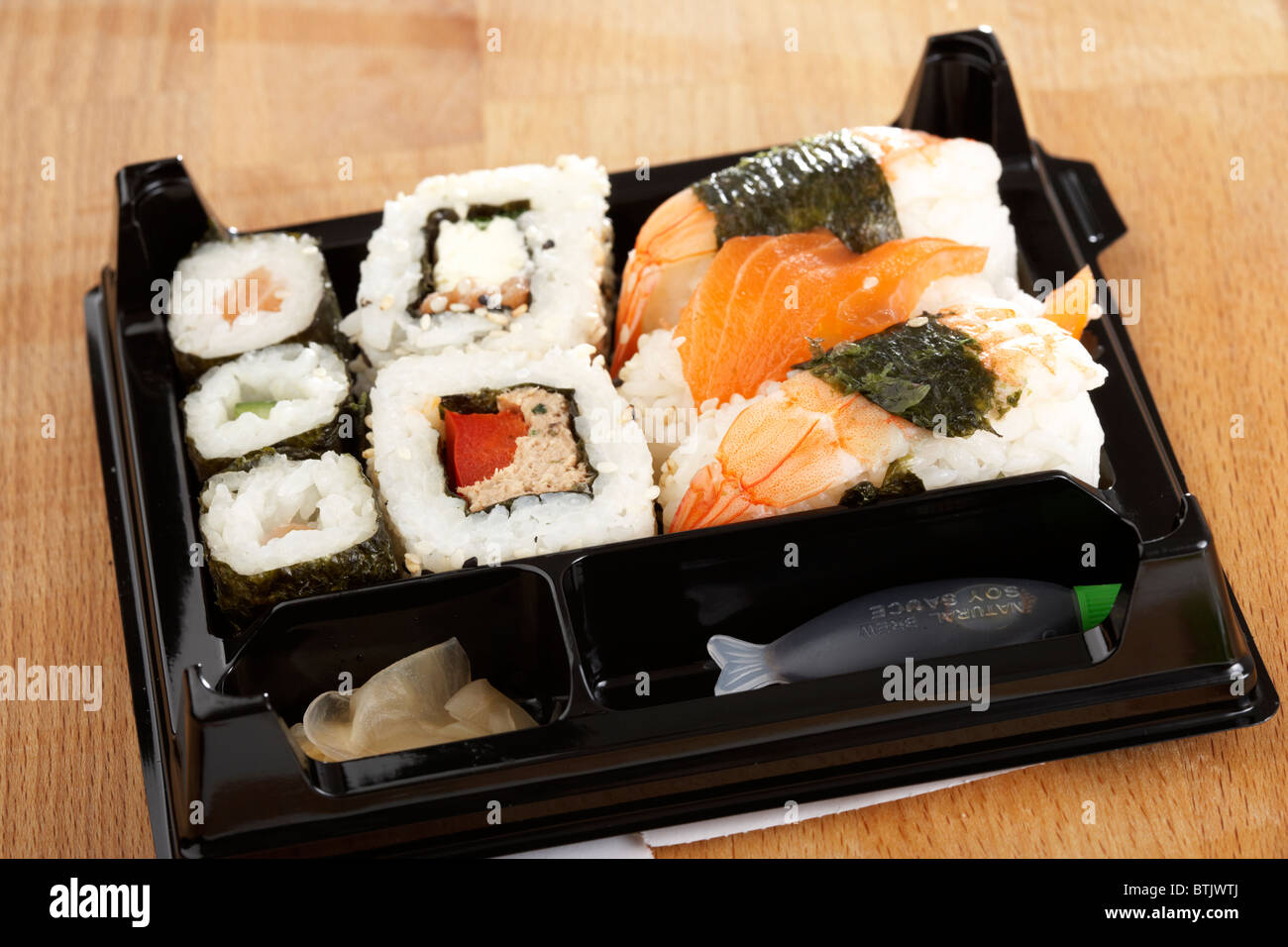 Schachtel mit Supermarkt Sushi Mittagessen Auswahl bereit Stockfoto