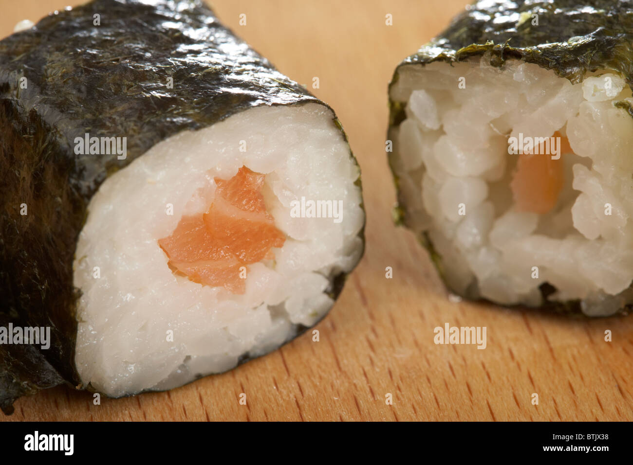 Geräucherter Lachs Kombu Sushi Lachs und Reis eingewickelt in Nori-Algen Stockfoto