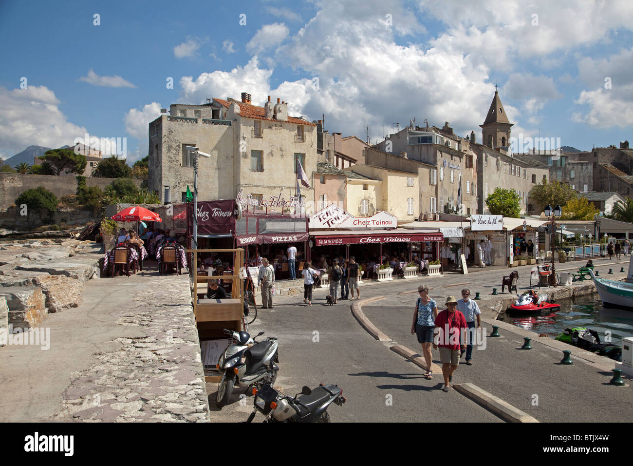 Restaurants im Hafen auf St Florent Korsika Stockfoto