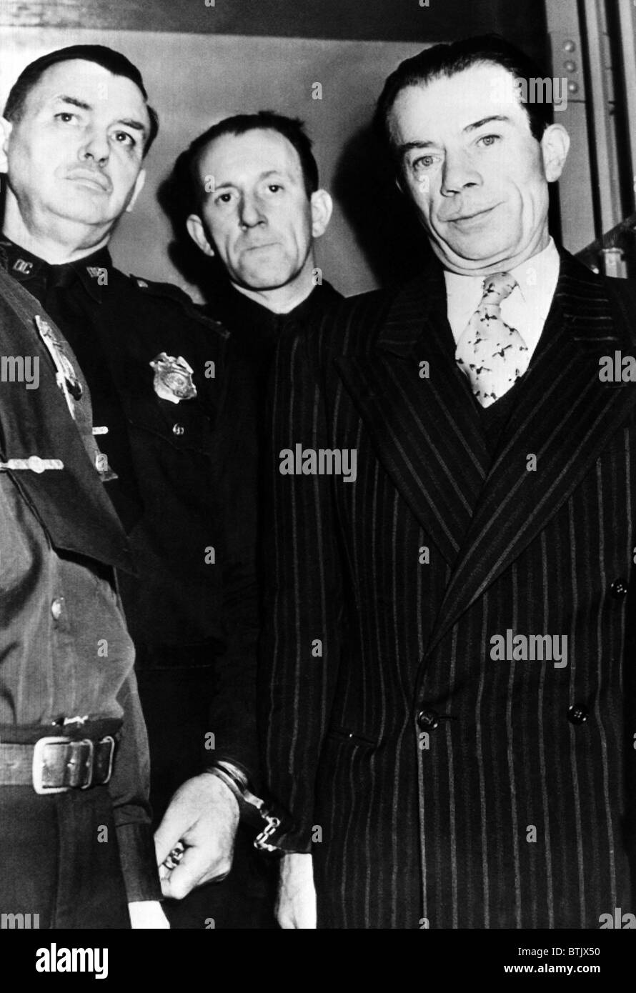 Bankräuber und entflohener Sträfling, Willie "Schauspieler" Sutton (rechts) in Polizeigewahrsam zur Befragung bezüglich der Brinks Robb Stockfoto