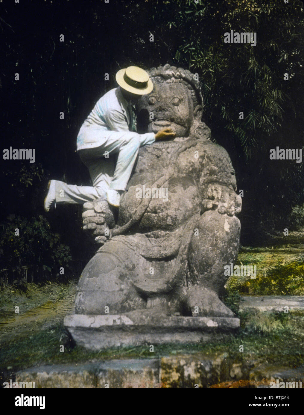 Indonesien, Mann im Strohhut stehen auf buddhistischen Idol auf Ruinen von Borobudur, hand farbige Laterne Dia, Foto von William Henry Jackson, 1895. Stockfoto