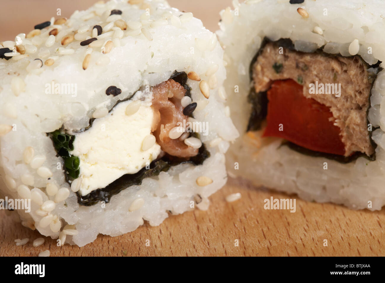 Geräucherter Lachs und Weichkäse California Roll sushi Stockfoto