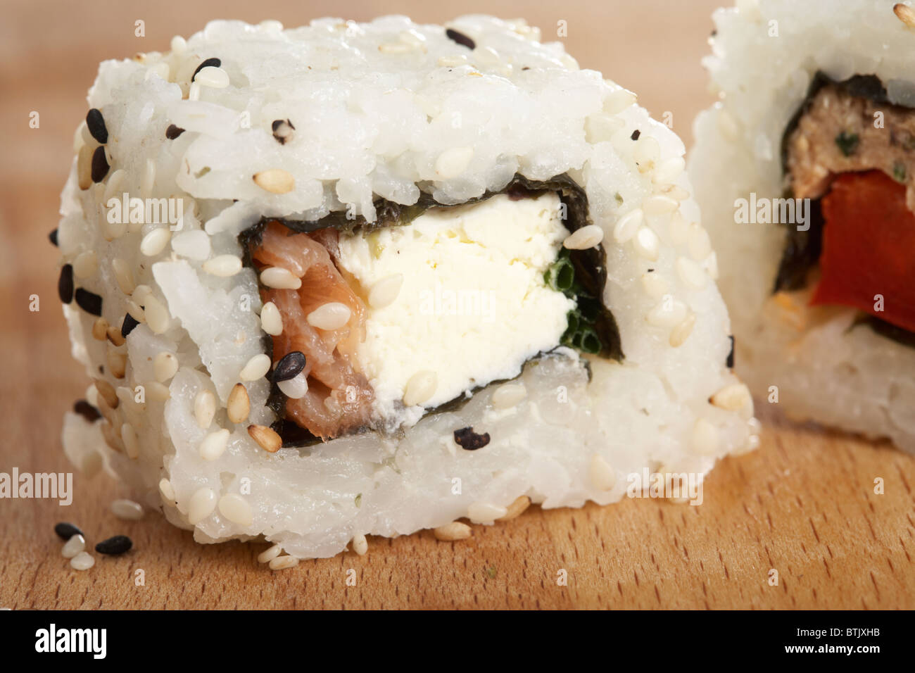 Geräucherter Lachs und Weichkäse California Roll sushi Stockfoto