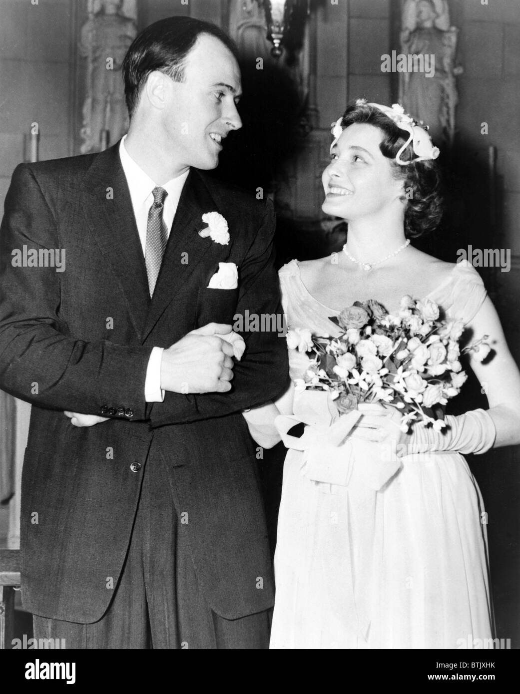 Patricia Neal (geb. 1926) und Roald Dahl (1916-1990), jeweils nach ihrer Hochzeit im Jahr 1953 lächelnd. Stockfoto