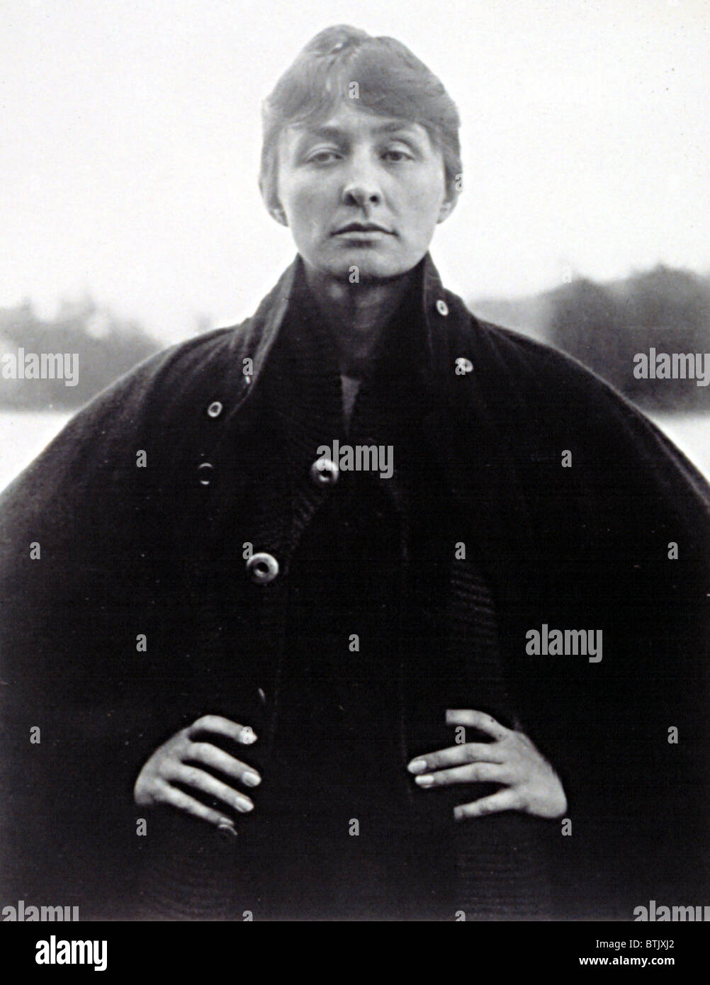 GEORGIA O'KEEFFE, in einem Porträt von Alfred Stieglitz, 1918. Foto-Höflichkeit: Everett/CSU Archive. Stockfoto