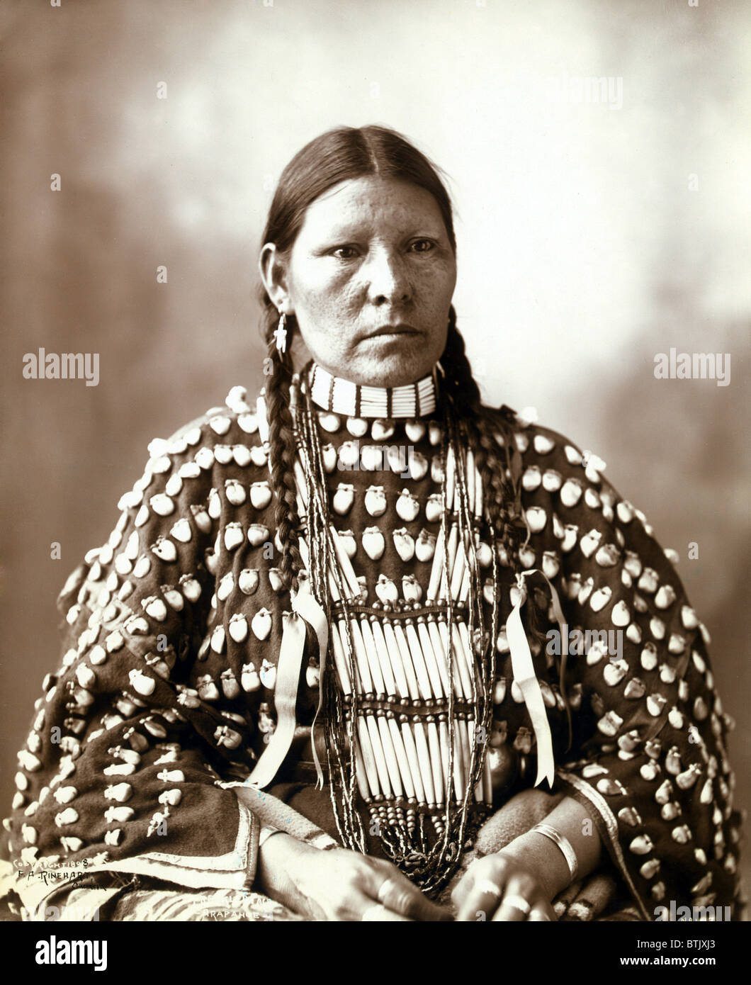 Indianische Frau, Porträt einer Frau Arapahoe, Originaltitel: "Sommersprossigen Gesicht (Arapahoe)", Foto von Frank A. Rinehart, 1899. Stockfoto