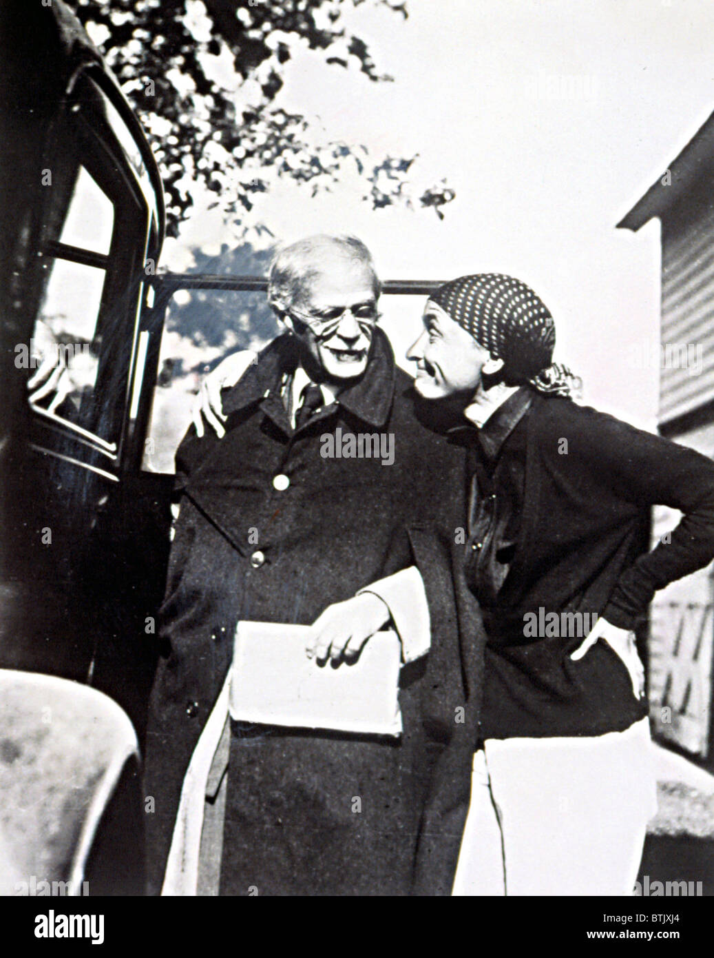 GEORGIA O'KEEFFE und ALFRED STIEGLITZ, 1936. Foto-Höflichkeit: Everett/CSU Archive. Stockfoto