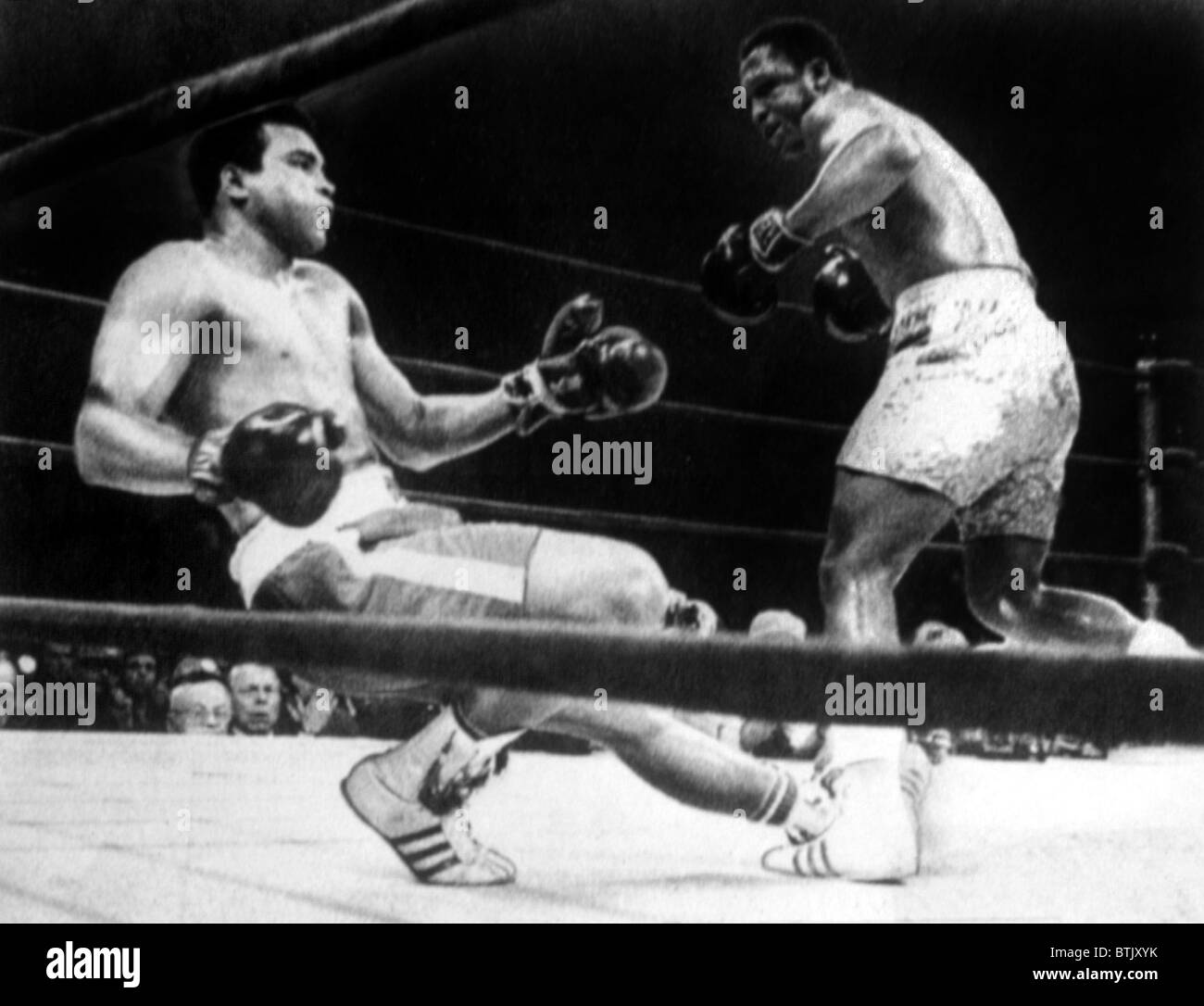 Muhammad Ali niedergeschlagen von Joe Frazier in ihrem ersten Spiel der Titel im Madison Square Garden, 1971 Stockfoto