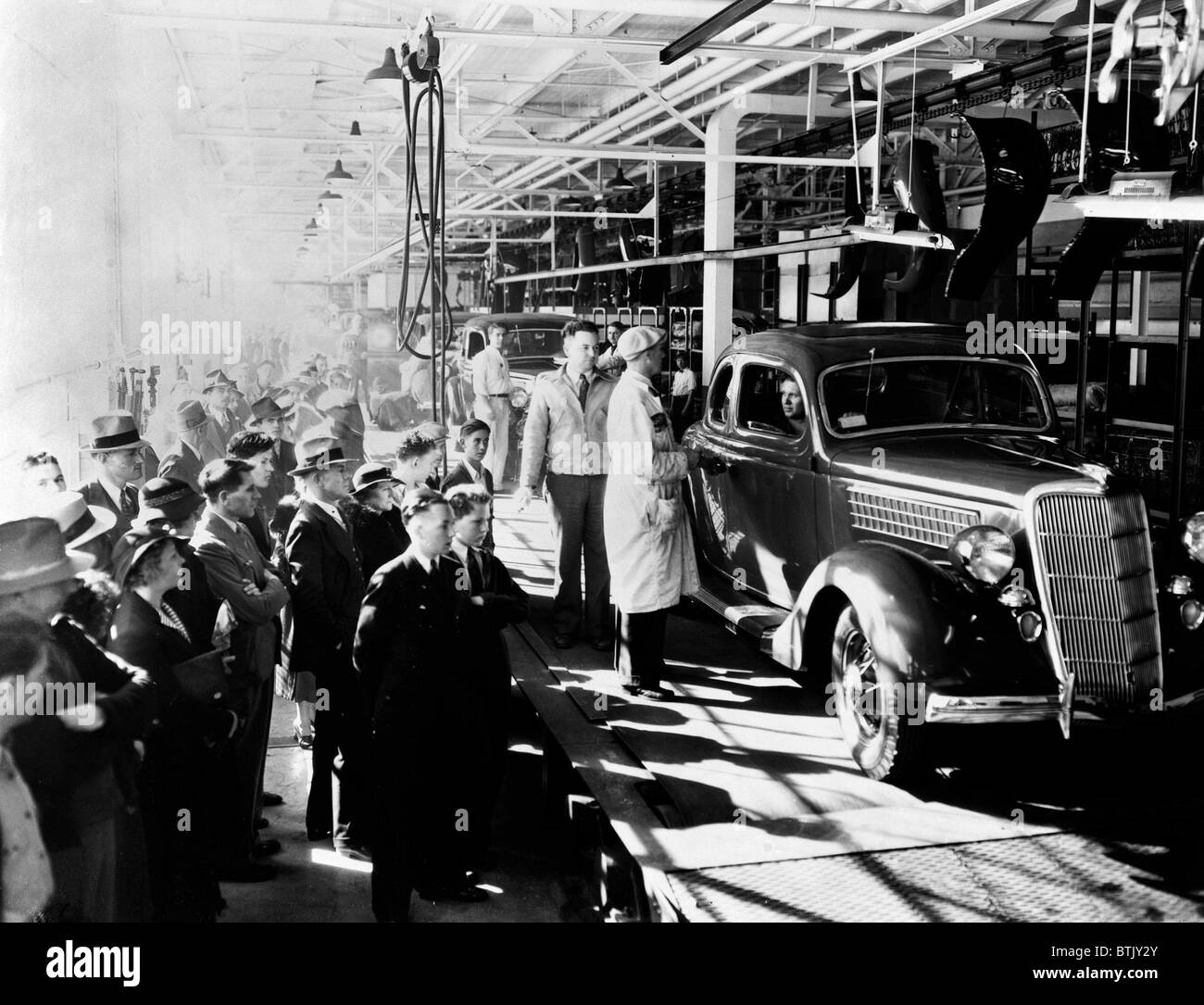 Autos. Ford Motor Company Long Beach Montagewerk, Los Angeles, CA. fertige Autos am Ende des Fließbandes, 24. April 1936 Stockfoto