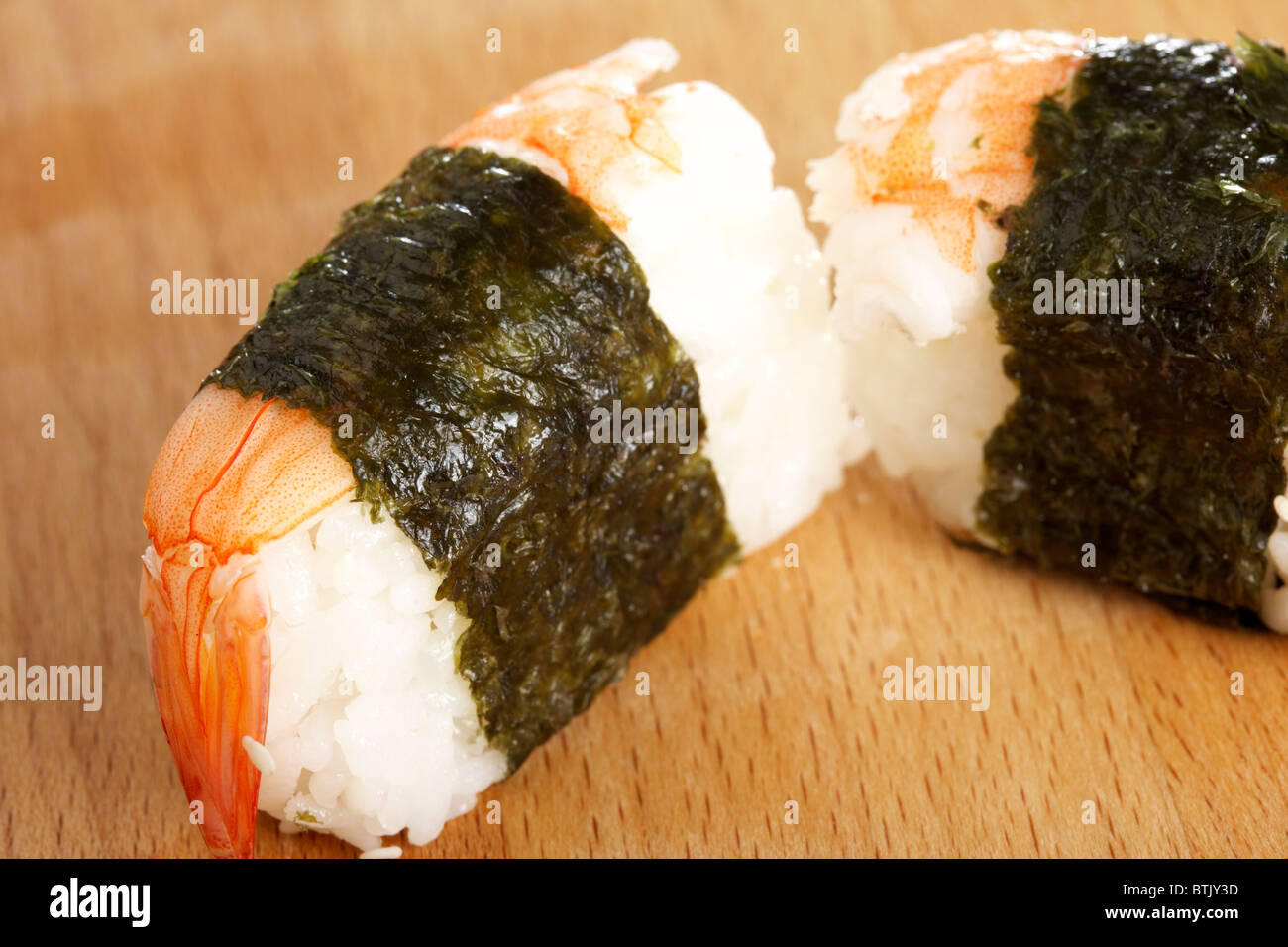 EBI Garnelen Nigiri Sushi in Nori Algen gewickelt Stockfoto
