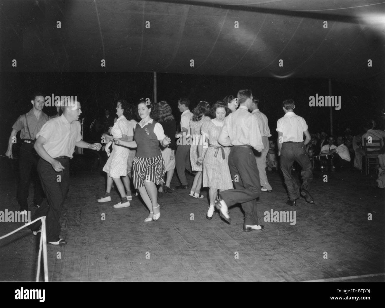 Square Danceteam tanzen auf dem Mountain Music Festival, Asheville, North Carolina, um 1938-1950. Stockfoto