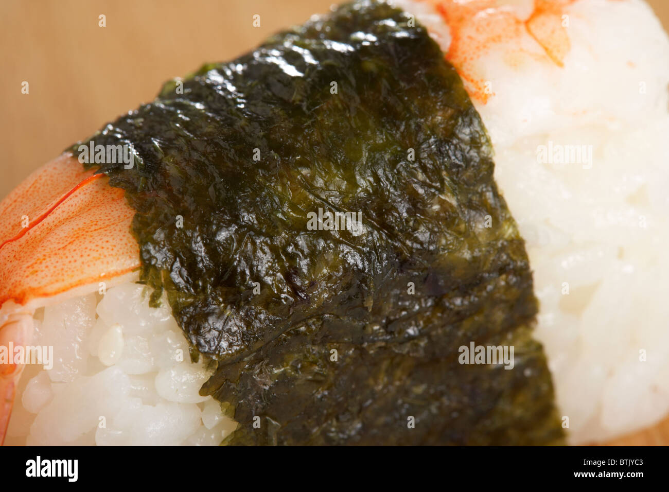 EBI Garnelen Nigiri Sushi in Nori Algen gewickelt Stockfoto