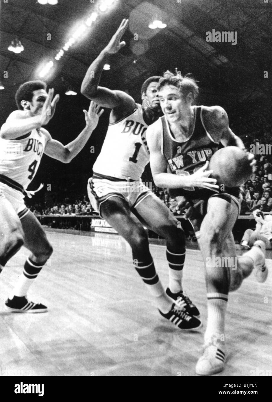 NY Knicks Dave DeBusschere, geht mit Basketball (R), Milwaukee Bucks, Greg Smith (L) & Oscar Robertson (C), in der Dollar-Knic Stockfoto