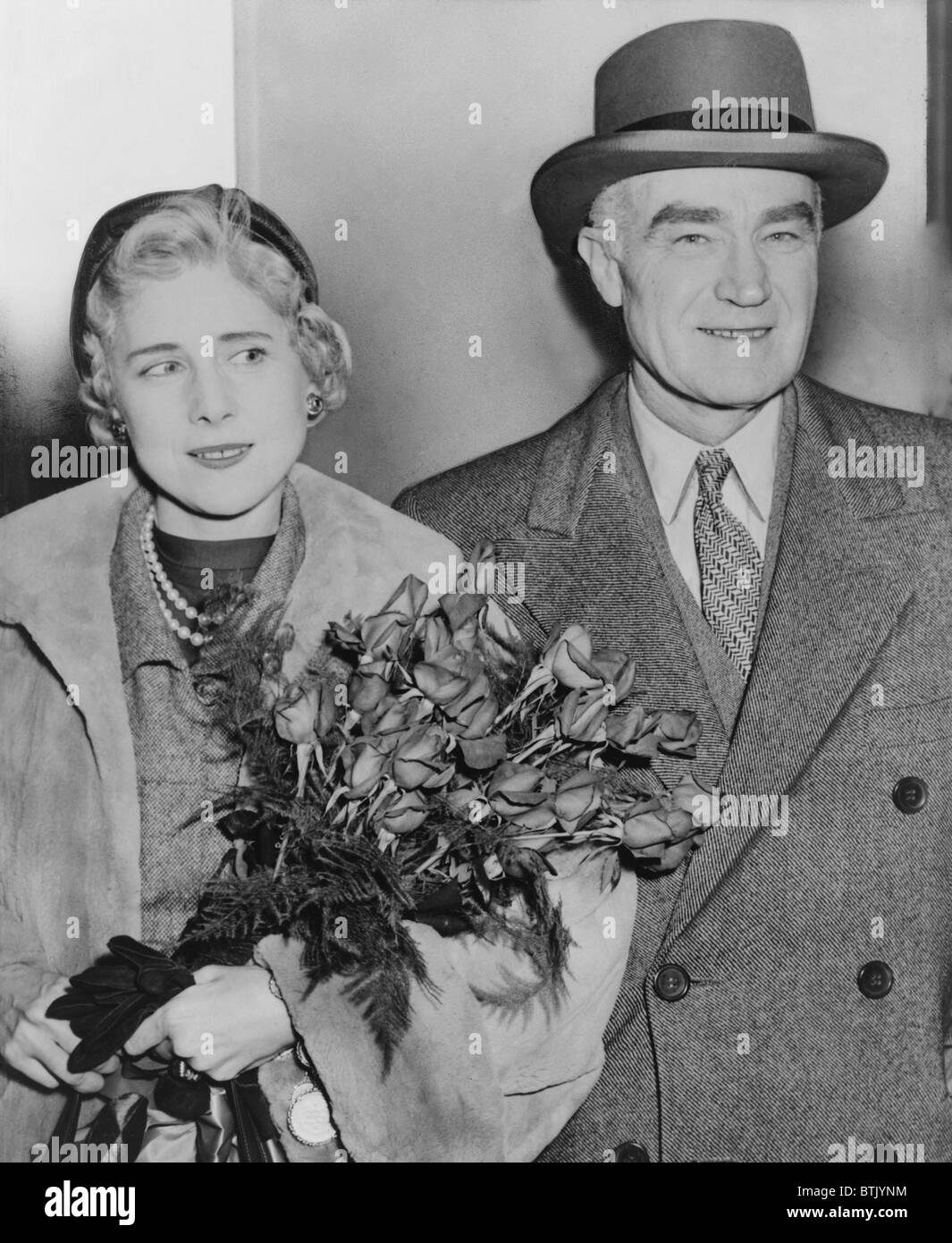 Clare Boothe Luce (1903-1987), US-Botschafter in Italien, und Mann, Verleger Henry Luce (1898-1967), Ankunft in Idelwild Flughafen in New York. 1954. Stockfoto