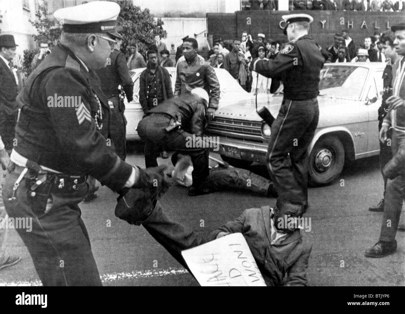 Polizei entfernen Demonstranten vom Verkehr in der Stadt Hall in Birmingham, AL, 12.01.66 Stockfoto