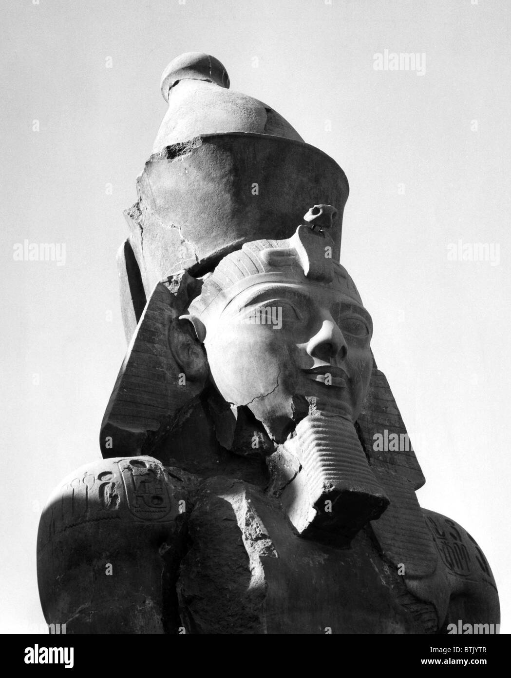 Den Kopf der riesigen Statue von Ramses II., einer der bekanntesten Pharaonen Egypts, in den Tempel von Luxor, die Gesichter die Avenue of th Stockfoto