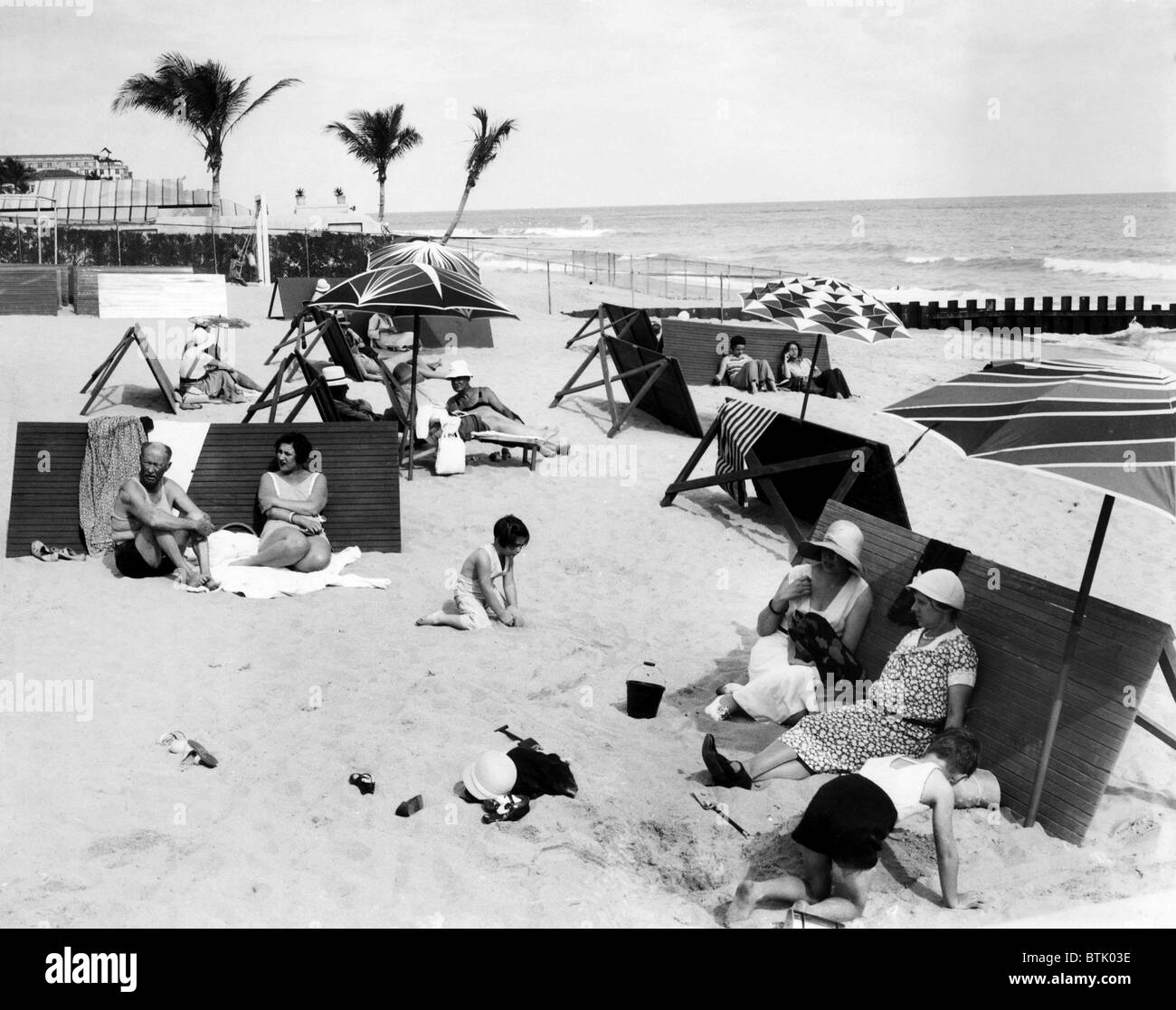 Menschen entspannen am Strand in Palm Beach, Florida. 20.01.33. Höflichkeit: CSU Archive/Everett Collection. Stockfoto
