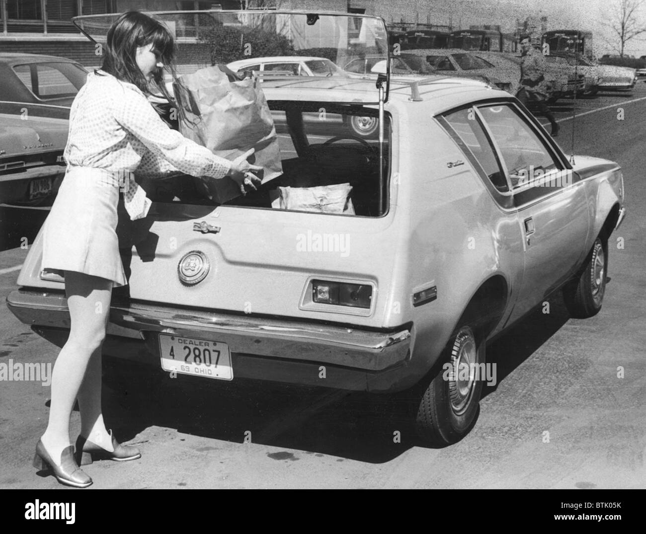 Die American Motors Corporation die Gremlin, Autobesitzer Einkaufstüten in den hinteren Aufzug-Tor, 9. April 1970 platzieren. Foto: CSU Archive/Evere Stockfoto