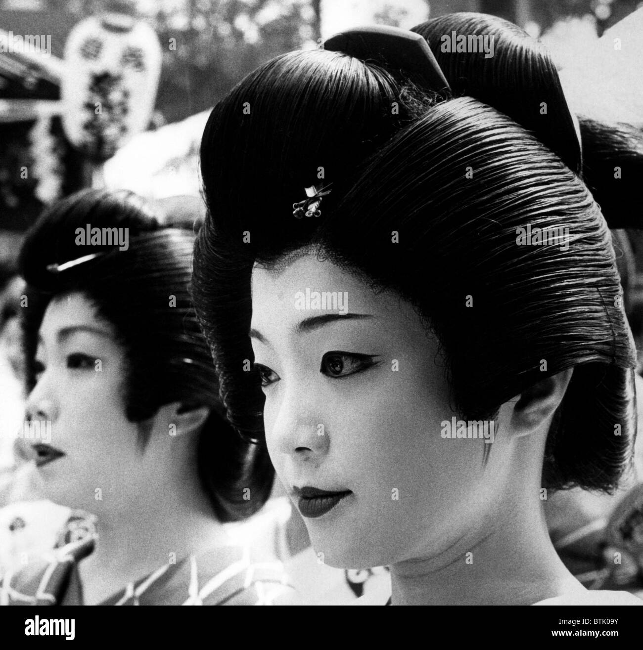 Geisha-Mädchen beteiligen sich an einem Festival in Tokio. ca. 1974. Höflichkeit: CSU Archive/Everett Collection. Stockfoto