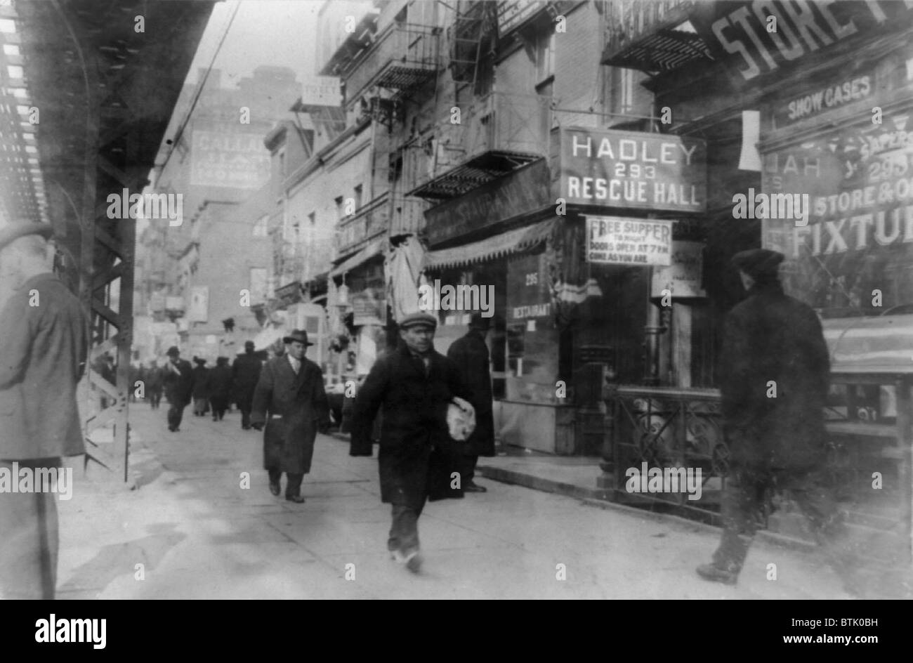 New York City, der Bowery, Menschen auf eine belebten Geschäftsstraße, Foto, 26. Januar 1914. Stockfoto