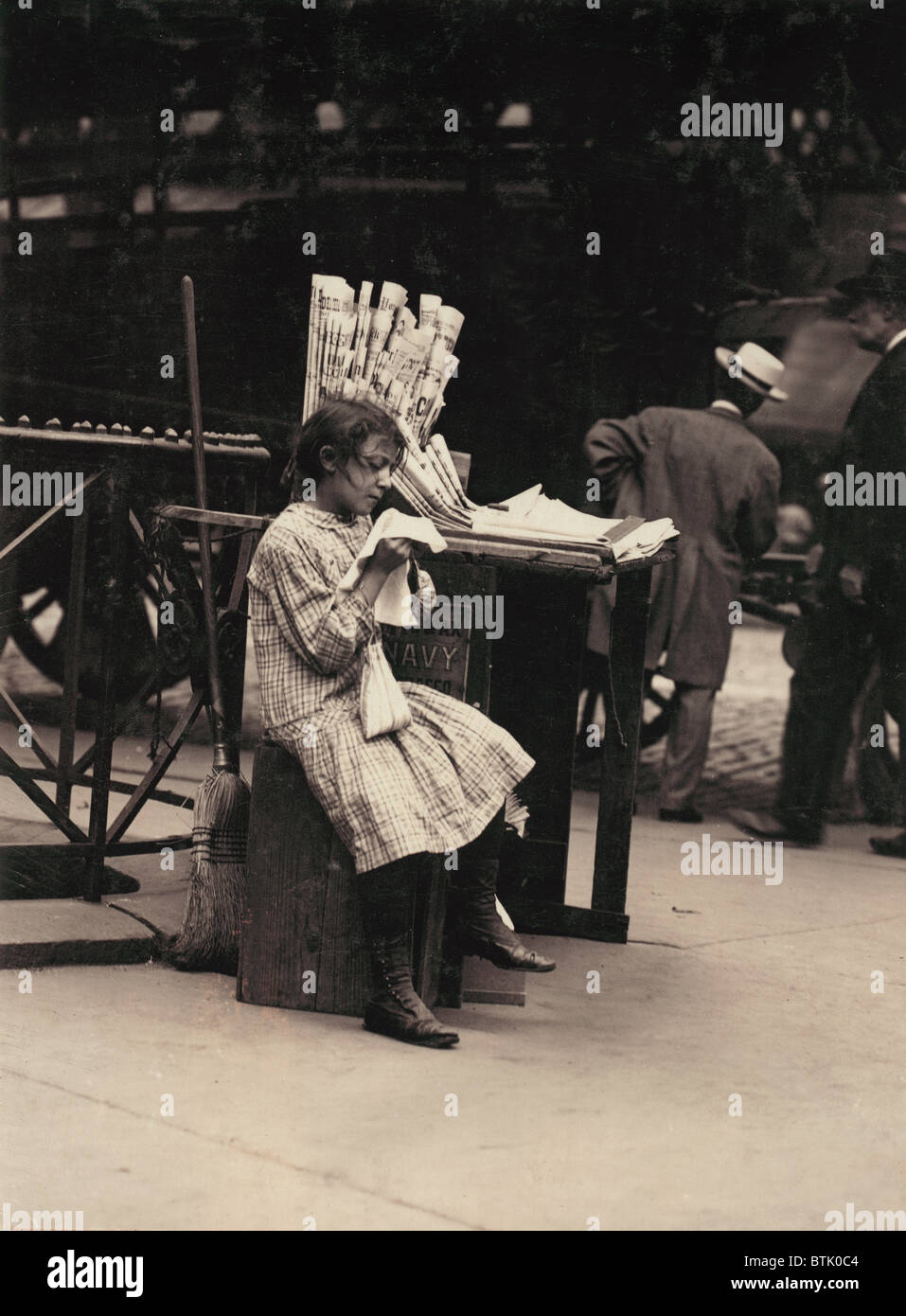 Kinderarbeit, Minnie Paster, 10 Jahre alt, tendenziell Zeitungskiosk im Bowery und Bond Street, New York, Foto von Lewis Wickes Hine, Juli 1910. Stockfoto