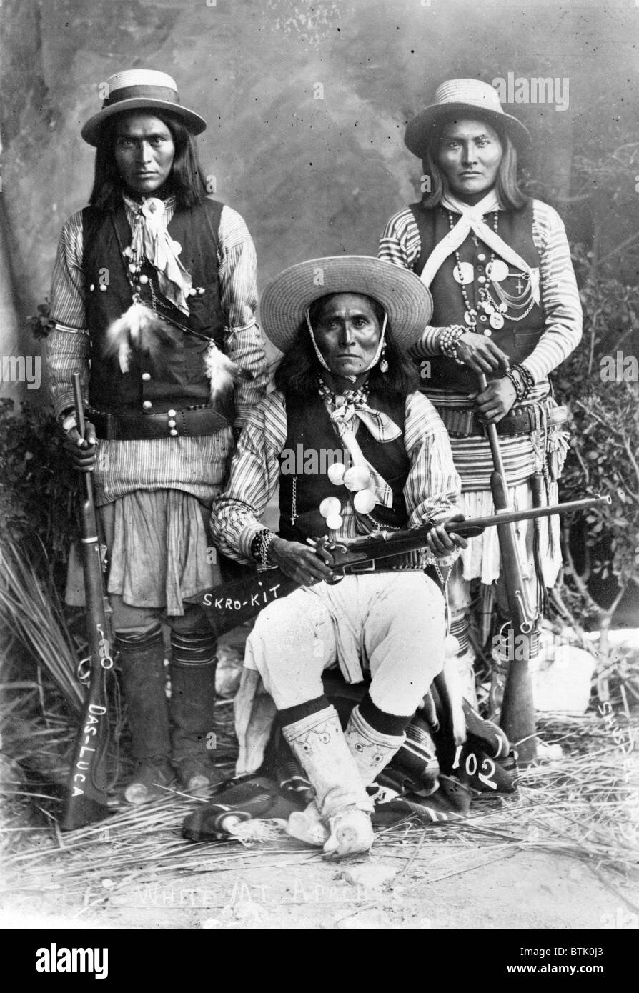 Wilden Westen. Das Luca, Skro-Kit, Shu-El-Tag: White Mountain-Apachen posierte mit Gewehren, 1909 Stockfoto