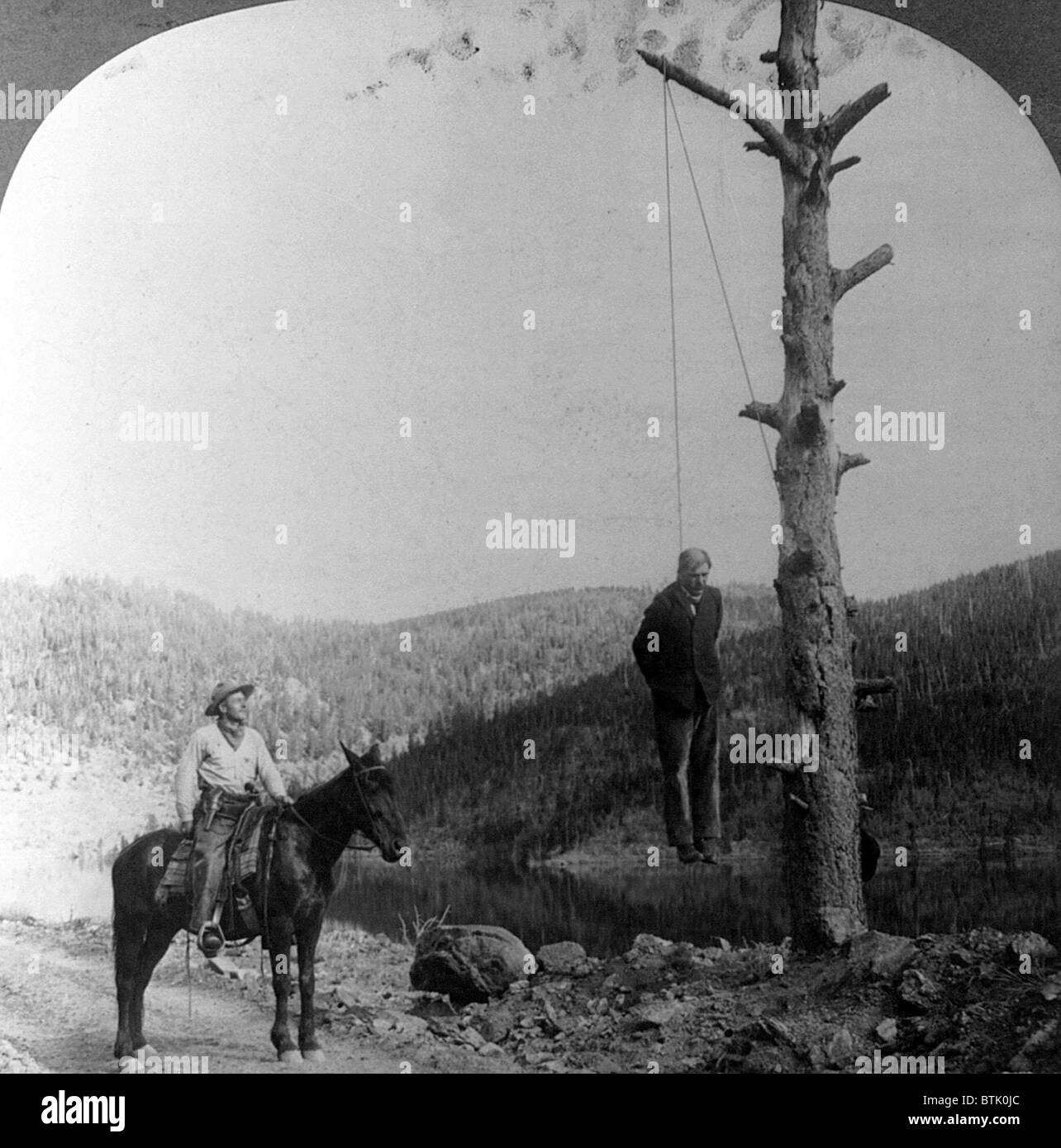 Wilden Westen. Sheriff auf Reiten mit Blick auf Bühne Trainer Räuber am seidenen Hals vom Baum, 1911. Stockfoto