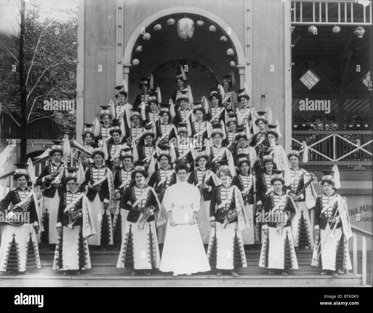 Uniformierte Gruppe auf Vergnügungspark Musikpavillon, Navassar Damen Band A, Luna Park, Scranton, Pennsylvania, fotografieren, Februar 1907. Stockfoto